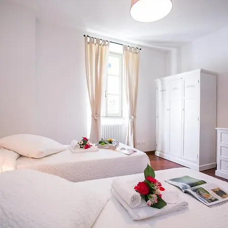 Sleeps 4 T421869 ורנה
