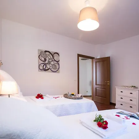 Sleeps 4 T421869 ורנה